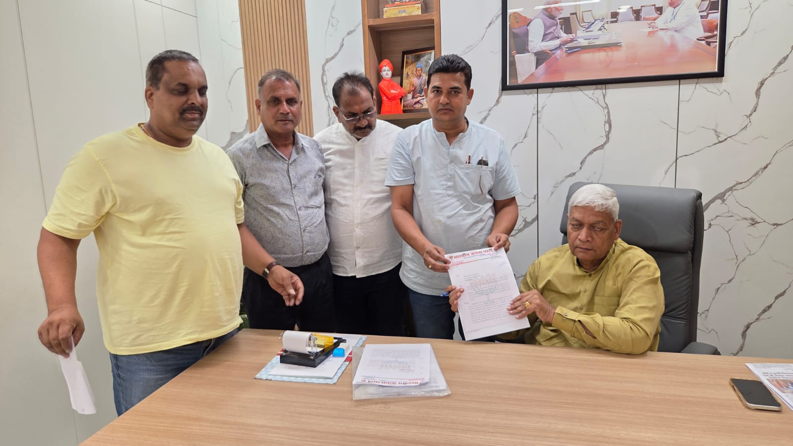 सांसद दामोदर अग्रवाल से मिले कस्बे के प्रबुद्धजन, बिजौलिया नगर को नई रेलवे लाइन से जोड़ने का रखा प्रस्ताव