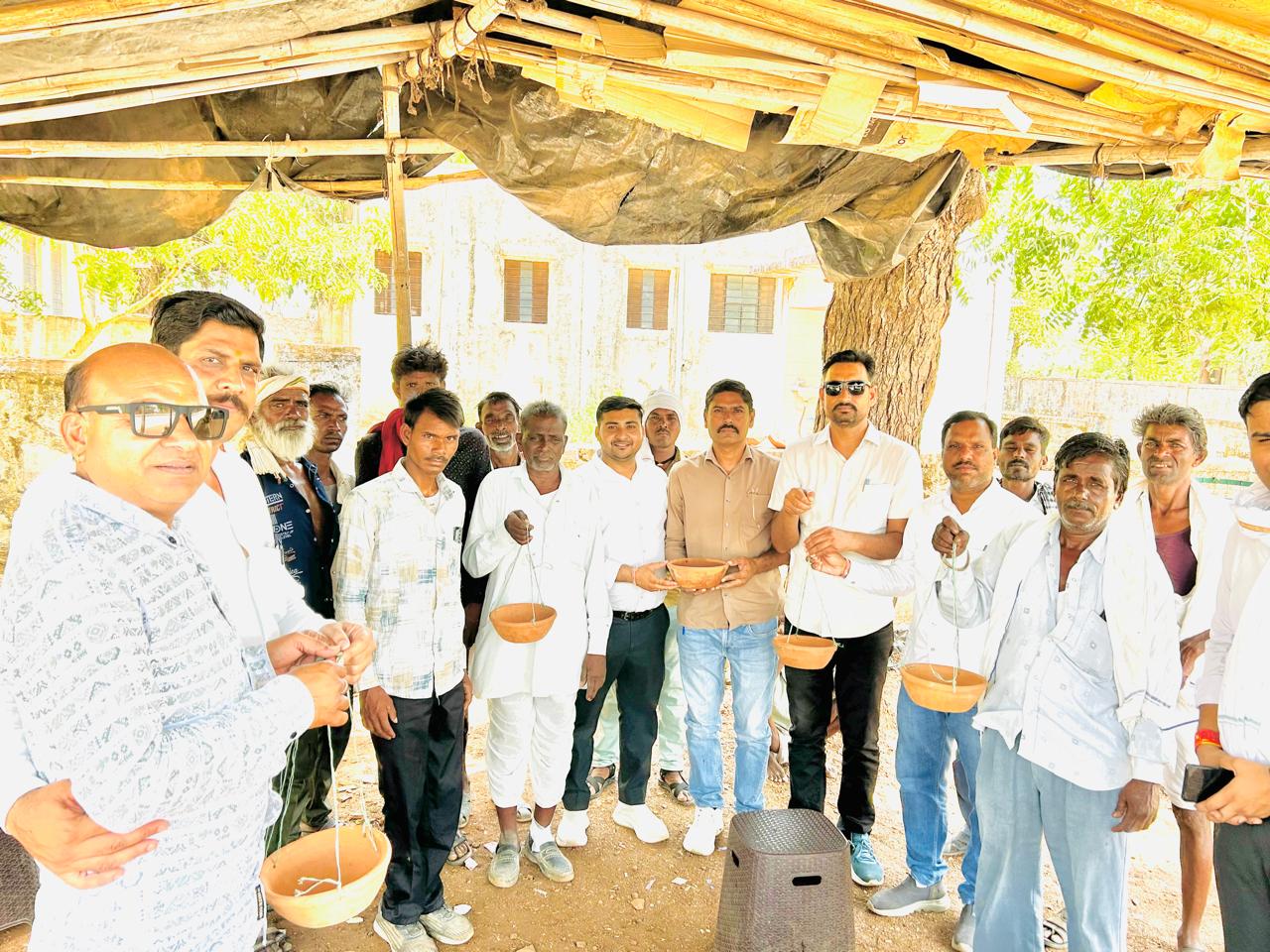 युवा शक्ति क्लब द्वारा पक्षियों के लिए बांधे परिंडे