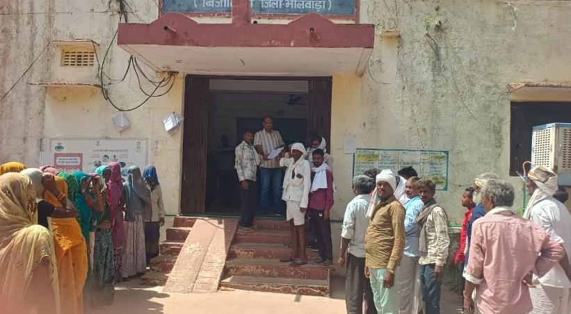 नयानगर मे अवैध खनन को लेकर लामबद्ध हुए आदिवासी भील समाज के ग्रामीण, कठोर कार्रवाई को लेकर तहसीलदार को दिया ज्ञापन
